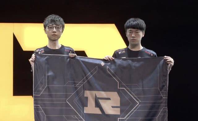 承载着人们 承载着人们